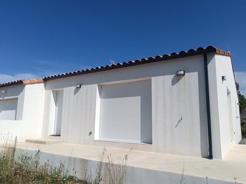 Façade noircie d'une maison blanche car pas de gouttières en aluminium
